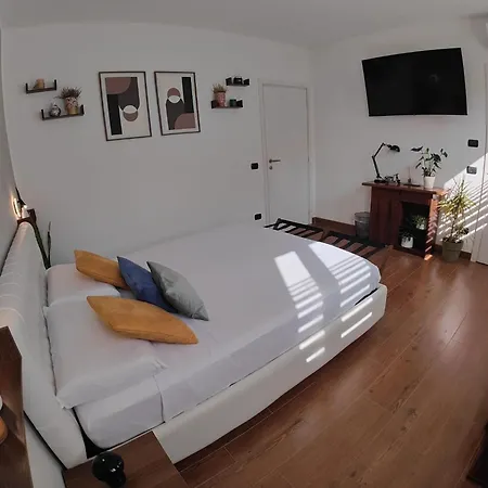 ホームステイ Chez Nous コマッキオ