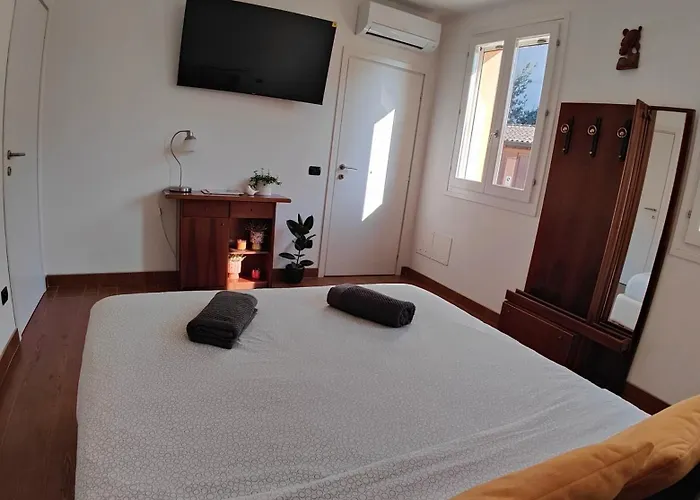 ホームステイ Chez Nous コマッキオ