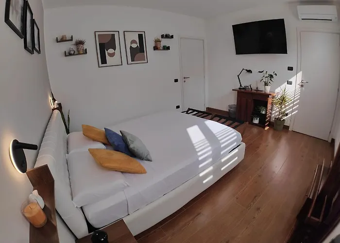 ホームステイ Chez Nous コマッキオ